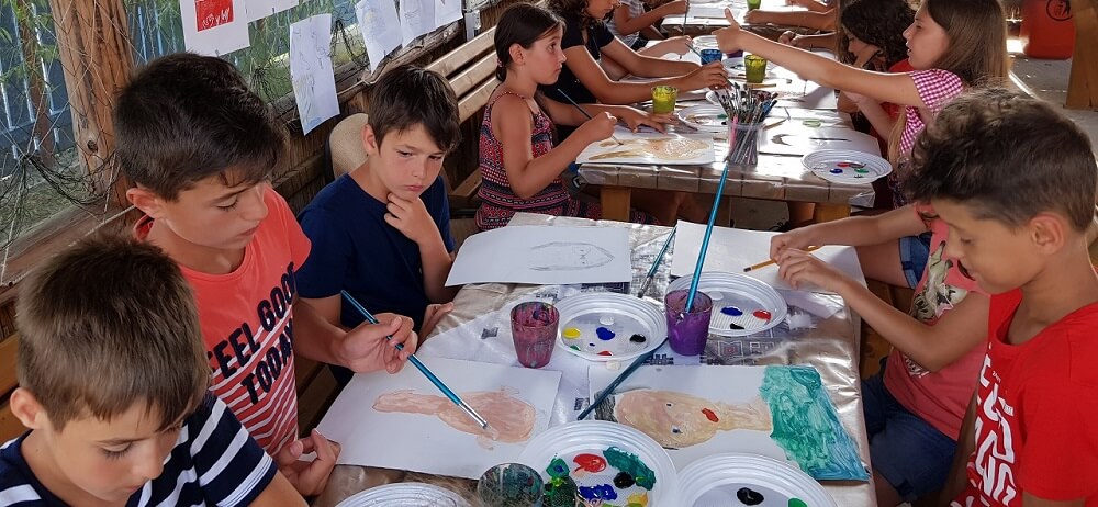 Tabere cu diverse activitati. Copiii picteaza diverse peisaje.