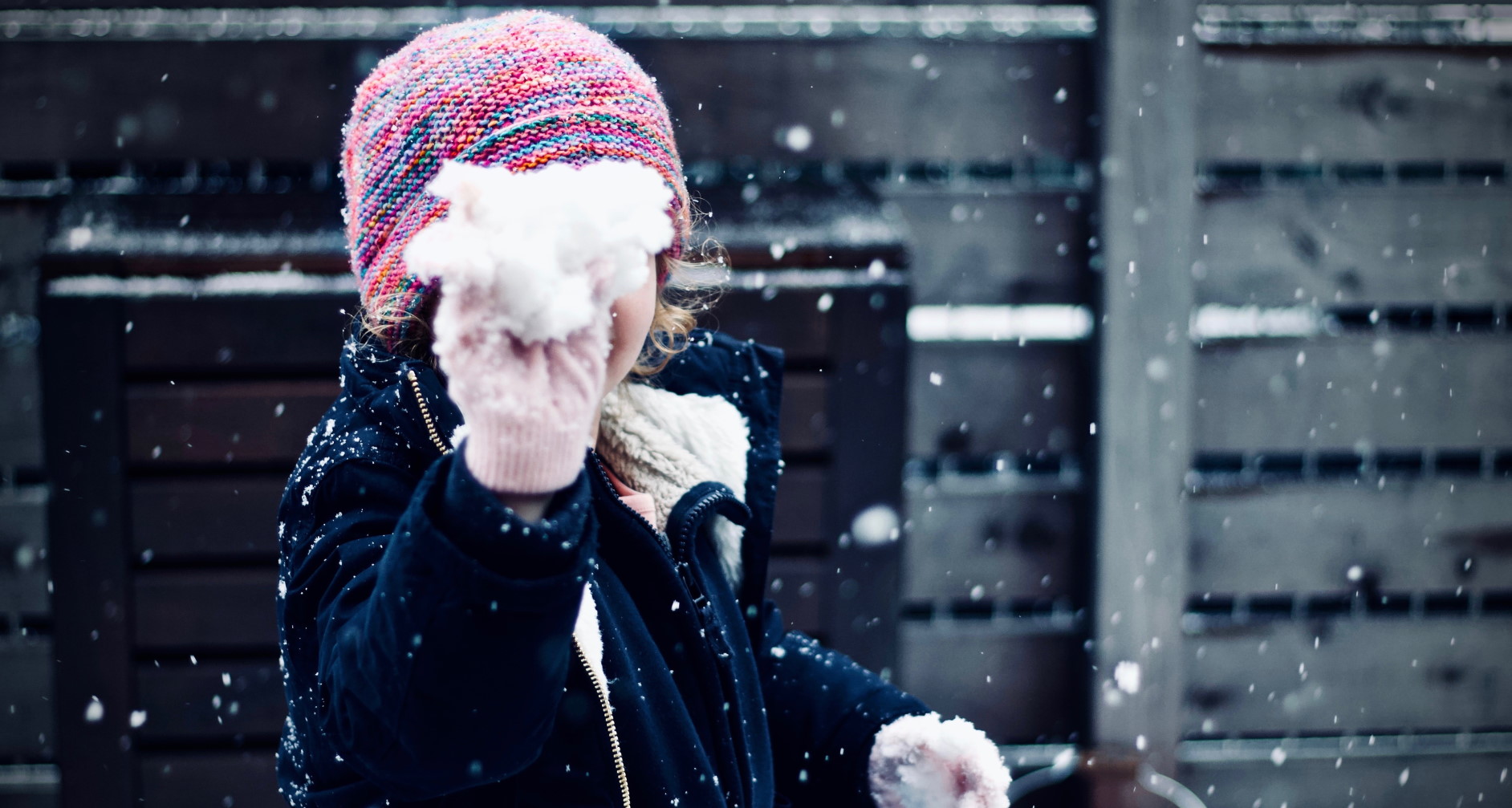 Copil jucanduse cu zapada