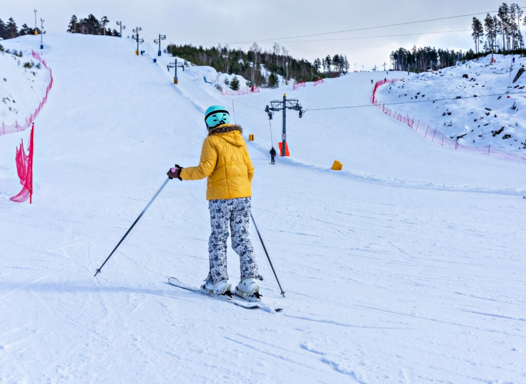 Copil ce exersează, la prima oră de ski